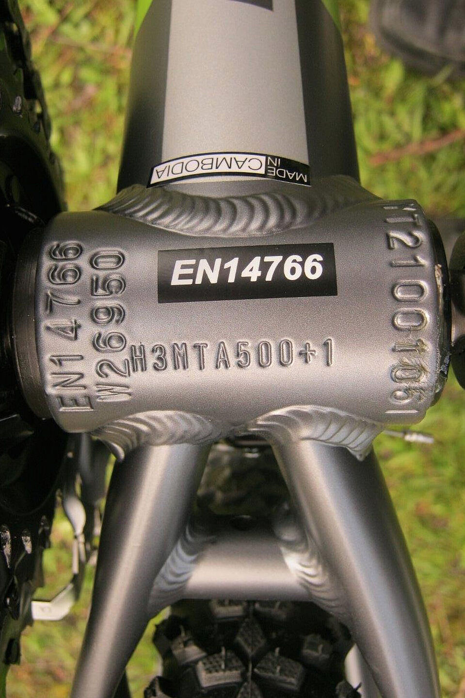 Hier findet sich niemand mehr zurecht: Mehrzeilige und umlaufende Rahmennummern.